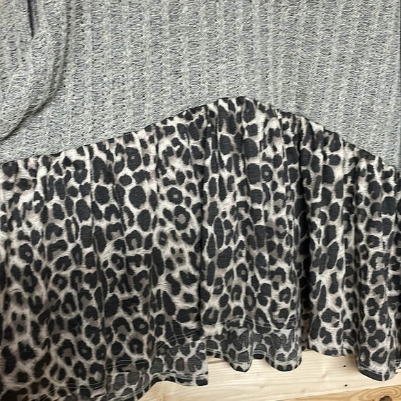 Lovely Melody size XL gray sweater with cheetah print bottom and criss cross top - Picture 4 of 6